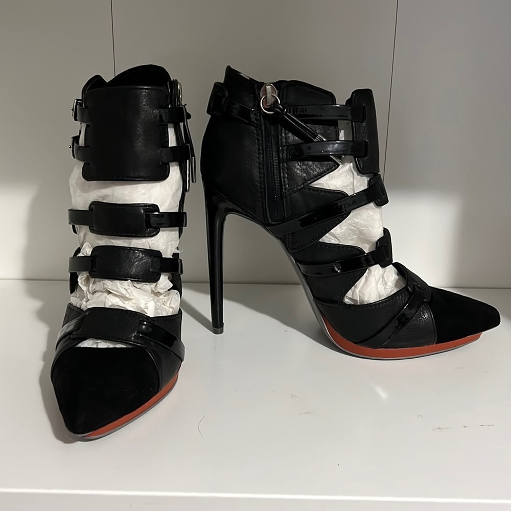 NWT L.A.M.B KAINE ANKLE BOOTIE HEELS